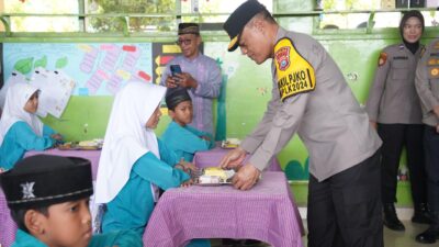 Lewat Makan Bergizi Gratis, Polda Riau Dukung Program Asta Cita Presiden untuk Anak-Anak Sekolah SDN 08 dan 09 Rumbai
