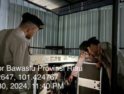 Personel Subsatgas PAM 24 Jam Siaga Pengamanan di Kantor Bawaslu Riau