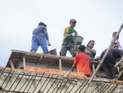 Kebersamaan Satgas Pamtas Yonarmed 11 Kostrad dan Warga Dalam Pembangunan Masjid di Perbatasan