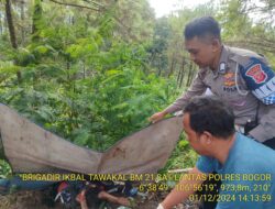 Unit Gakkum Laka Lantas Polres Bogor Tangani Kecelakaan Tunggal Sebuah Minibus Micro Isizu ELF Karena Situasi Jalan Menurun Tajam Dan Menikung