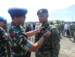 Kadisops Lanud Sultan Hasanuddin Sematkan Bravet Para Dasar Kepada Prajurit Brigif 3/Tri Budi Sakti Divisi Infanteri 3 Kostrad
