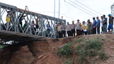 Tunjukkan Kepedulian, Kapolda Riau Tinjau Langsung Jalan Lonsor di Tanjung Alai