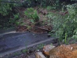 Longsor Cijambe Menutupi Badan Jln Nasional Ruas Warungkiara-Palabuhanratu