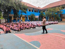 Bersama Kepala Sekolah, Unit Bintibsos Sat Binmas Polres Metro Tangerang Kota Lakukan Pembinaan ke Siswa SMPN 23 Tangerang Pinang