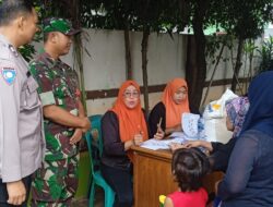 Bhabinkamtibmas dan Babinsa Kawal Penyaluran Bantuan Beras 10 Kg di Mustikasari