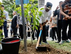 Pj Gubernur Safrizal dan Ketua Delegasi Malaysia Tanam Pohon Jeumpa di Museum Tsunami