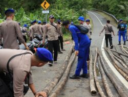 Ditpolairud Polda Jabar dan Satpolairud Polres Sukabumi Bangun Jembatan Darurat Untuk Warga