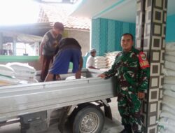 Agar Tepat Sasaran Babinsa Dampingi Pendistribusian Bantuan Beras