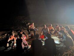 Jalin Keakraban di Tengah Kesulitan, Kasat Lantas Polres Kampar dan Bhabinkamtibmas Bakar Ikan Bareng Sopir Terdampak Longsor