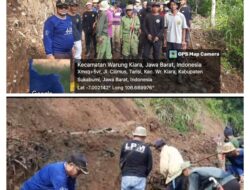 Kades Tarisi Bersama Perangkatnya Bantu Bersihkan Material Yang Menutupi Akses Jalan Kabupaten Ruas Warung-Mekarjaya