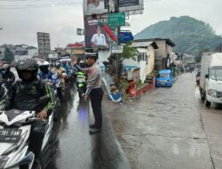 Personil Polsek Ciampea  Laksanakan Kegiatan Cooling System Pelayanan Publik Pengaturan Lalu-Lintas