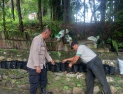 Bhabinkamtibmas Polsek Babakan Madang Aktif Dampingi Warga Siapkan Bibit Tanaman Untuk Program Ketahanan Pangan