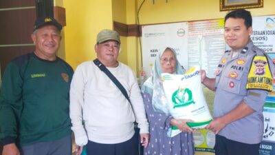 Polsek Megamendung Pantau Pembagian Beras dan Ajak Masyarakat Ciptakan Keamanan Bersama