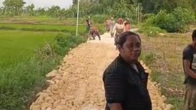 Tak Kunjung Diperbaiki Warga Desa Paseyan Patungan Perbaiki Jalan Rusak Parah