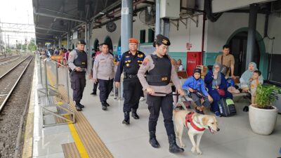Mulai Dipadati Penumpang, Polisi Dan Anjing Pelacak Standbay Di Stasiun Pasar Senen