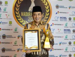 Anugerah Madura Awards 2024 , Sekdakab Sampang Menerima Penghargaan Sebagai Pejabat Inovatif