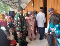 Bantu Kesulitan Masyarakat Babinsa Koramil 11 Pebayuran Dampingi Penyaluran Bansos PKH Tunai Triwulan III dan IV