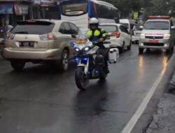 Anggota Satlantas Polres Bogor Ambil Tindakan Cepat Giat Cooling Sistem Beri Bantuan Pada Ambulance Bawa Pasien Darurat  Saat One Way Jalur Puncak