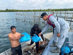 Bakamla RI Gelar Sosialisasi dan Pembagian Sembako di Sekitar Perairan Batam