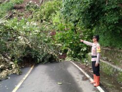 Polisi di Sukabumi Bergerak Cepat Turun Ke Lokasi Longsor Di Simpenan