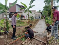 Dukung Pembangunan, Bhabinkamtibmas Polsek Ciampea Laksanakan Cooling System di Lokasi Pengecoran