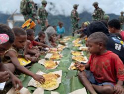 Satgas Yonif 715/Mtl Laksanakan Gotong Royong dan Makan Bersama Masyarakat
