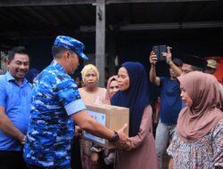 Danlanud Sultan Hasanuddin Berikan Bantuan Ratusan Paket Sembako Untuk Korban Banjir Kabupaten Maros