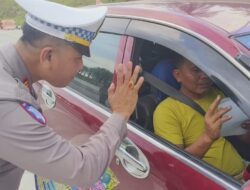 Sapa Lansung Pengendara Yang Melintas, Kasat Lantas Polres Siak Berikan Imbauan Keselamatan