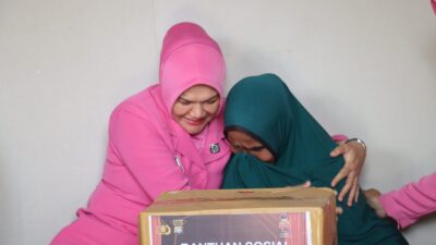 Jalin Silaturahmi, Kapolres Beserta Ketua Bhayangkari Cabang Pelalawan Kunjungi Purnawirawan Polri dan Masyarakat Kurang Mampu