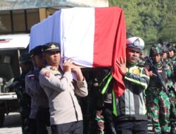 Gugur dalam Tugas, Jenazah Bripka Anumerta Ronald M. Enok Diterbangkan ke Jayapura dan Dimakamkan di Sentani