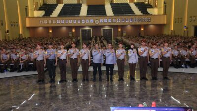 Kadivhumas Berikan Pin Brivet Kepada 10 Taruna Akpol Dengan Nilai Sertifikasi Kehumasan Terbaik