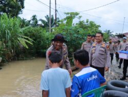 Kunjungi Warga 3 Desa Terdampak Banjir di Kabupaten Kampar, Wakapolda Riau Salurkan Bansos
