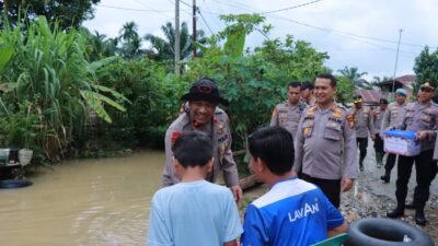Kunjungi Warga 3 Desa Terdampak Banjir di Kabupaten Kampar, Wakapolda Riau Salurkan Bansos