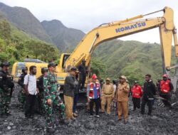 Dandim 1714/PJ Dampingi Pj Bupati Puncak Jaya Tinjau Langsung Jalan Longsor di Distrik Kalome