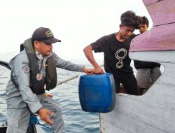 KN. Ular Laut-405 Bakamla RI Selamatkan Kapal Terombang Ambing di Laut Flores