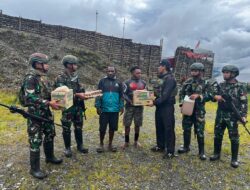 Satgas Yonif 715/Motuliato Bagikan sembako kepada Masyarakat di Puncak Jaya, Papua
