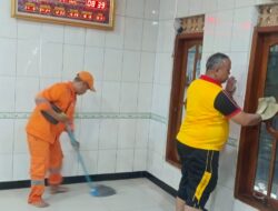 Bersih-Bersih Tempat Ibadah, Polsek Tambora dan 3 Pilar Wujudkan Tempat Ibadah yang Nyaman