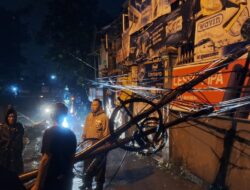 Bhabinkamtibmas Wilayah Hukum Polsek Megamendung Desa Sukamaju Giat Cooling Sistem Tanggap Bantu Warga Masyarakat Adanya Musibah Bencana Tiang Telkom Dan Pohon Tumbang