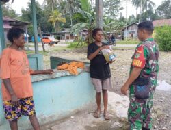 Dukung Program Penurunan Angka Stunting, Babinsa Koramil Mapurujaya Bagikan Susu Kepada Ibu Hamil