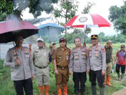 Guyuran Hujan Tak Surutkan Semangat Kolaborasi: Kapolres Metro Jakarta Barat dan Forkopimko Tinjau Lahan Ketahanan Pangan