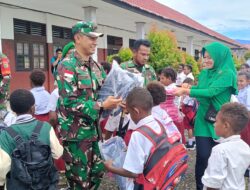 Dandim 1715/Yahukimo Serahkan Bantuan KASAD Tas dan Seragam Sekolah kepada Anak Sekolah di Dekai Yahukimo