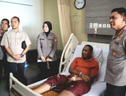 Kapolres Metro Depok Kunjungi Anggota Yang Sakit Di RSUI Depok