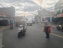Anggota Sat Lantas Wilayah Hukum Polsek Ciampea Polres Bogor Giat Cooling Sistem Laksanakan Kegiatan Pengaturan lalulintas Wujud Pelayanan Publik Dan Hindari Kemacetan Serta Terjadinya Kecelakaan Lalu Lintas