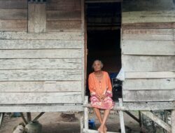 Nenek Syarifah yang menjalani hidupnya sehari-hari di gubuk Reyot, Pemerintah Kemana??