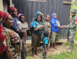 Peduli Sesama, Pos Ramil 1714-06/ Tingginambut Bagikan Paket Sembako Untuk Warga