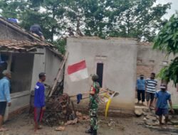 Di Terjang Hujan dan Angin Kencang, Babinsa Tinjau Tiga Rumah Roboh Di Desa Bantarsari