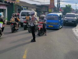Anggota Polsek Ciampea Polres Bogor Giat Cooling Sistem Laksanakan Kegiatan Pengaturan Lalulintas Wujud Pelayanan Publik Menghindari Kemacetan Dan Menekan Kecelakaan Lalu Lintas