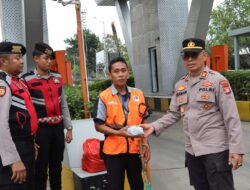 Berbagi Kebahagiaan, Kasatbinmas Bagikan Makanan Siap Santap