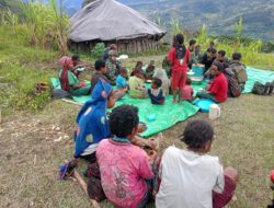Kehangatan dan Kebersamaan Satgas 323 Buaya Putih Kostrad Bersama Masyarakat