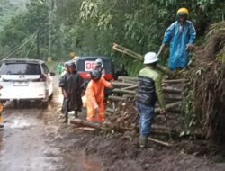 Polres Batu dan Warga Bersinergi Atasi Longsor di Pujon, Arus Lalin Kembali Normal
